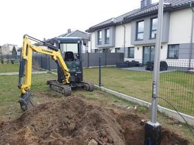 Wykop pod instalacje elektryczną w ogrodzie
